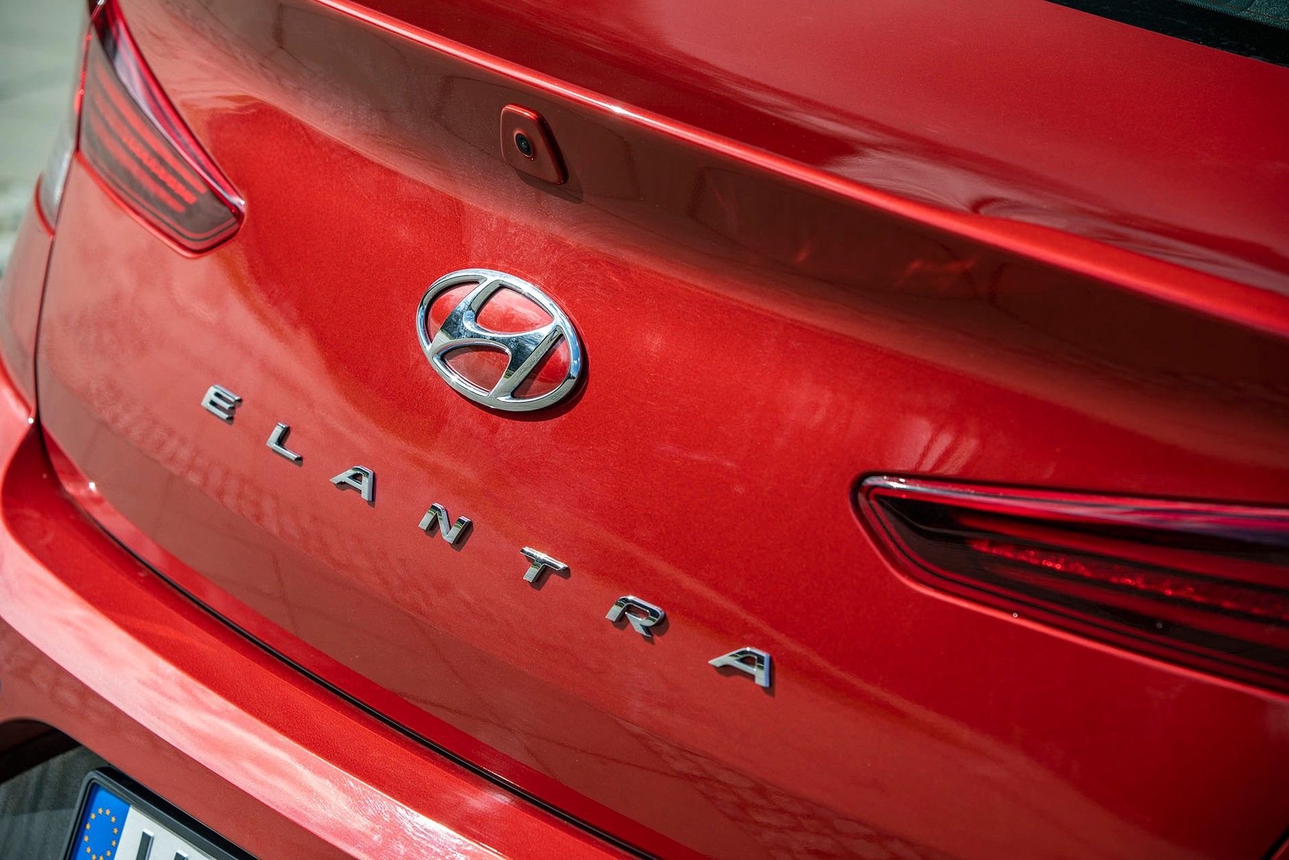 Hyundai Elantra 1.6 MPI 6AT - sedan w stylu azjatyckim