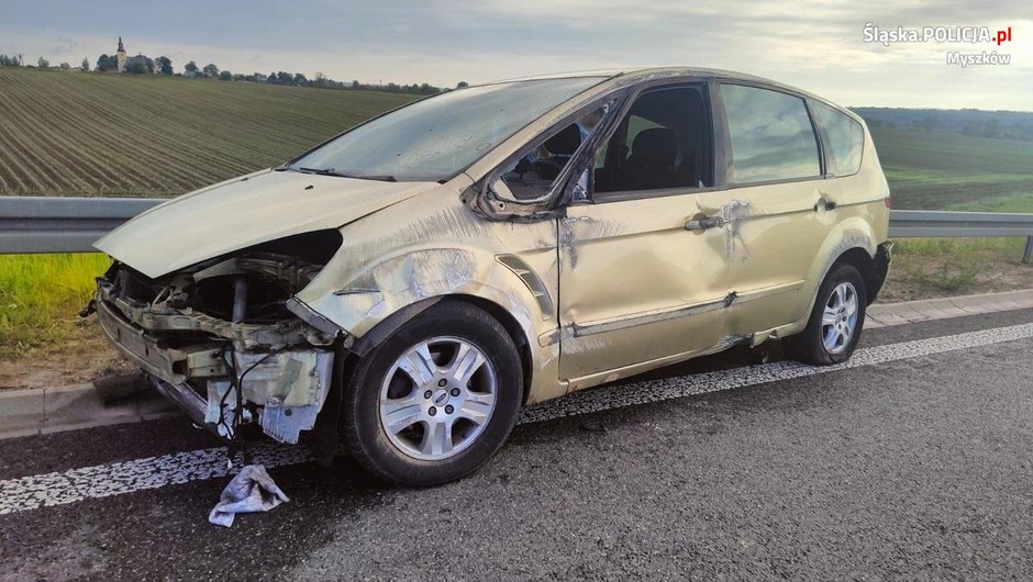 Obraz pochodzący z serwisu https://myszkow.policja.gov.pl/k17/informacje/wiadomosci/386699,Obywatel-Ukrainy-uderzyl-w-bariery-i-uciekl-z-miejsca-zdarzenia-byl-pijany.html