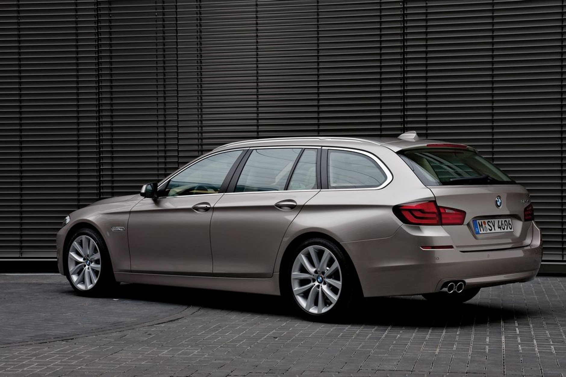 BMW5 Touring rok modelowy 2011 – zdjęcia i dane techniczne