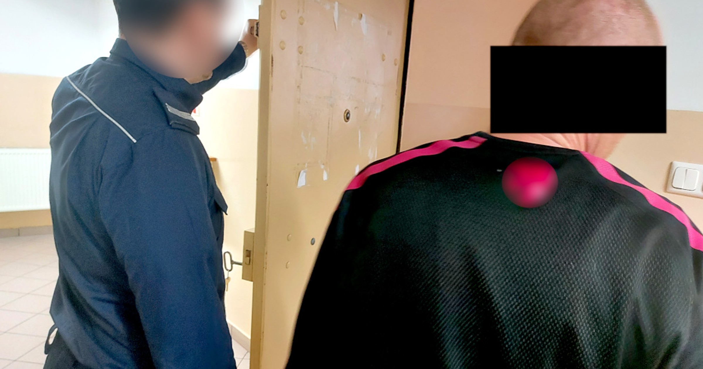 Pijany kierowca mercedesa schował się przed policjantami w wersalce