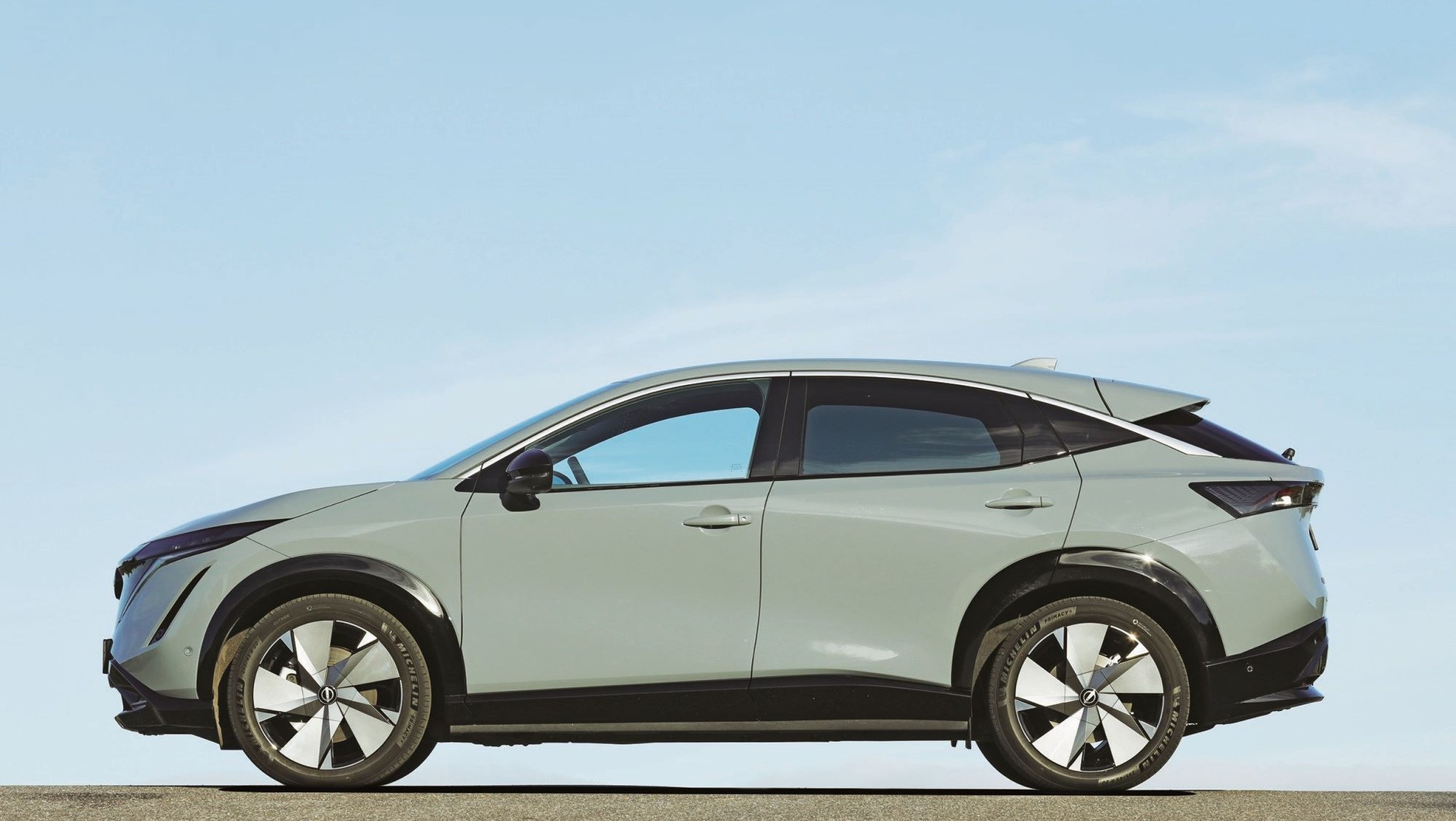 Nissan Ariya (I, 2022) - wielkie koła, jeszcze większe nadkola, w których jest mnóstwo miejsca. A do tego jeszcze plastikowe nakładki w kolorze opon, żeby koła wyglądały na jeszcze większe. Może to i dobrze wygląda, ale zabiera miejsce w kabinie. A z tym akurat Nissan sobie nie poradził - na przednich fotelach jest znacznie mniej miejsca niż w Skodzie.