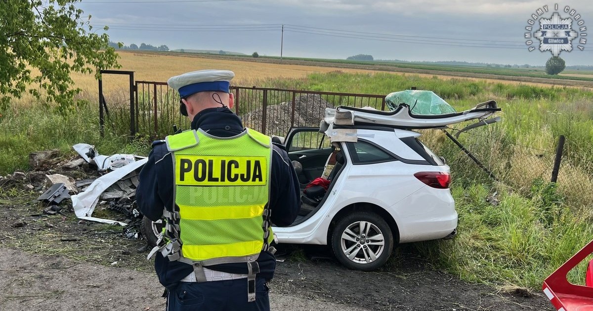 Samochód uderzył w przepust drogowy