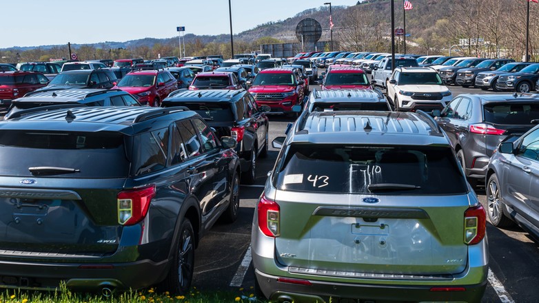 Import aut z USA to lukratywny biznes – mimo wysokich kosztów sprowadzenia, ceny pozostają atrakcyje. Wkrótce może się to zmienić – niektóre modele mogą podrożeć, inne nie trafią di europy wcale.