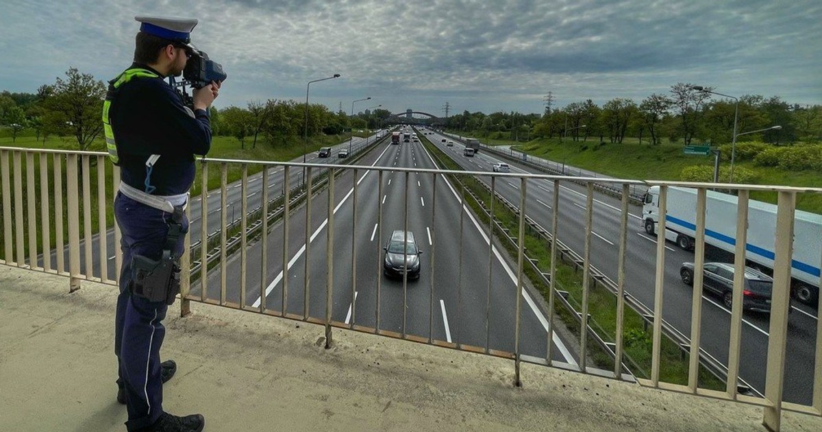 Policjanci z Katowic sprawdzali jazdę na zderzak. Ujawnili 128 wykroczeń