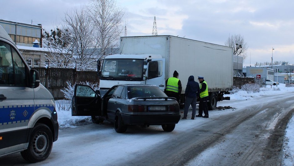 Zdarzenie drogowe w Opolu: Kierowca bez prawa jazdy i z zakazem prowadzenia pojazdów