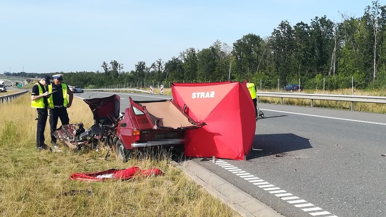Tragiczny wypadek Fiata 126p, jadącego drogą ekspresową pod prąd