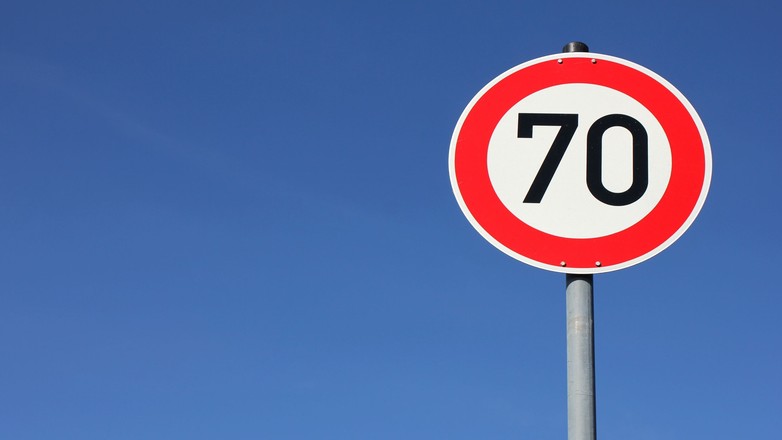 Znak ograniczenia prędkości do 70 km/godz. (zdjęcie ilustracyjne)