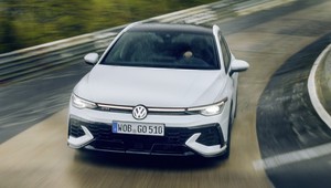 Na słynnym torze debiutuje najmocniejszy VW Golf GTI w ofercie. Takiego rozwiązania nie miał żaden poprzednik