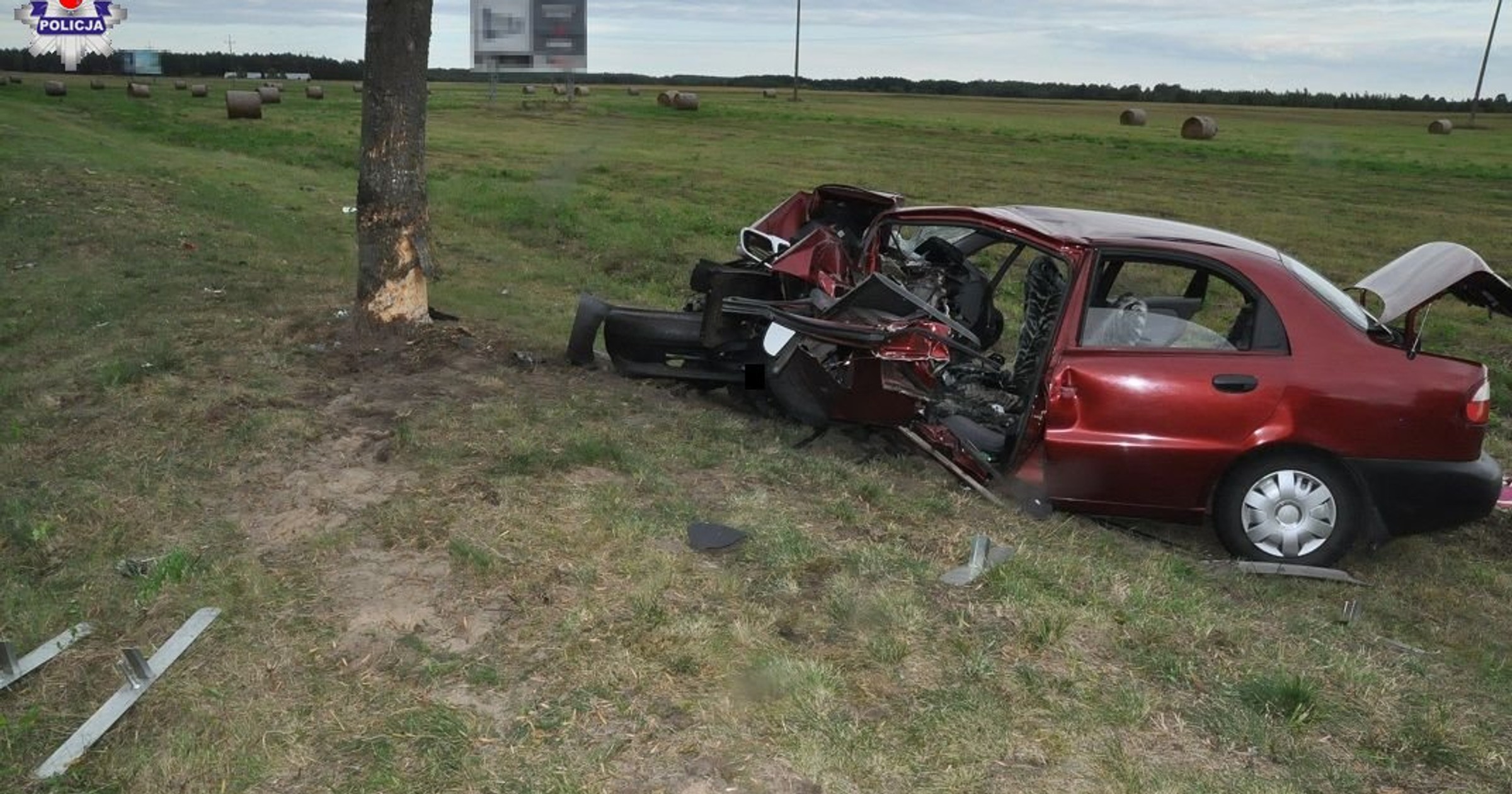 Daewoo zmiażdżone po uderzeniu w drzewo