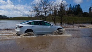 Idą ulewy. Co stanie się, gdy samochód elektryczny zostanie zalany wodą?