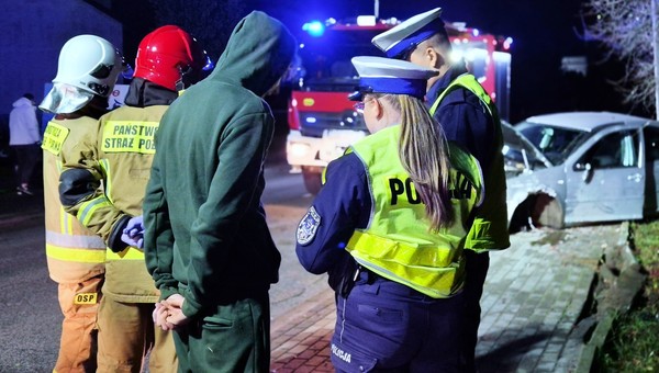 Nocny rajd nastolatka skończył się na słupie. Za naprawy rodzice zapłacą niemało
