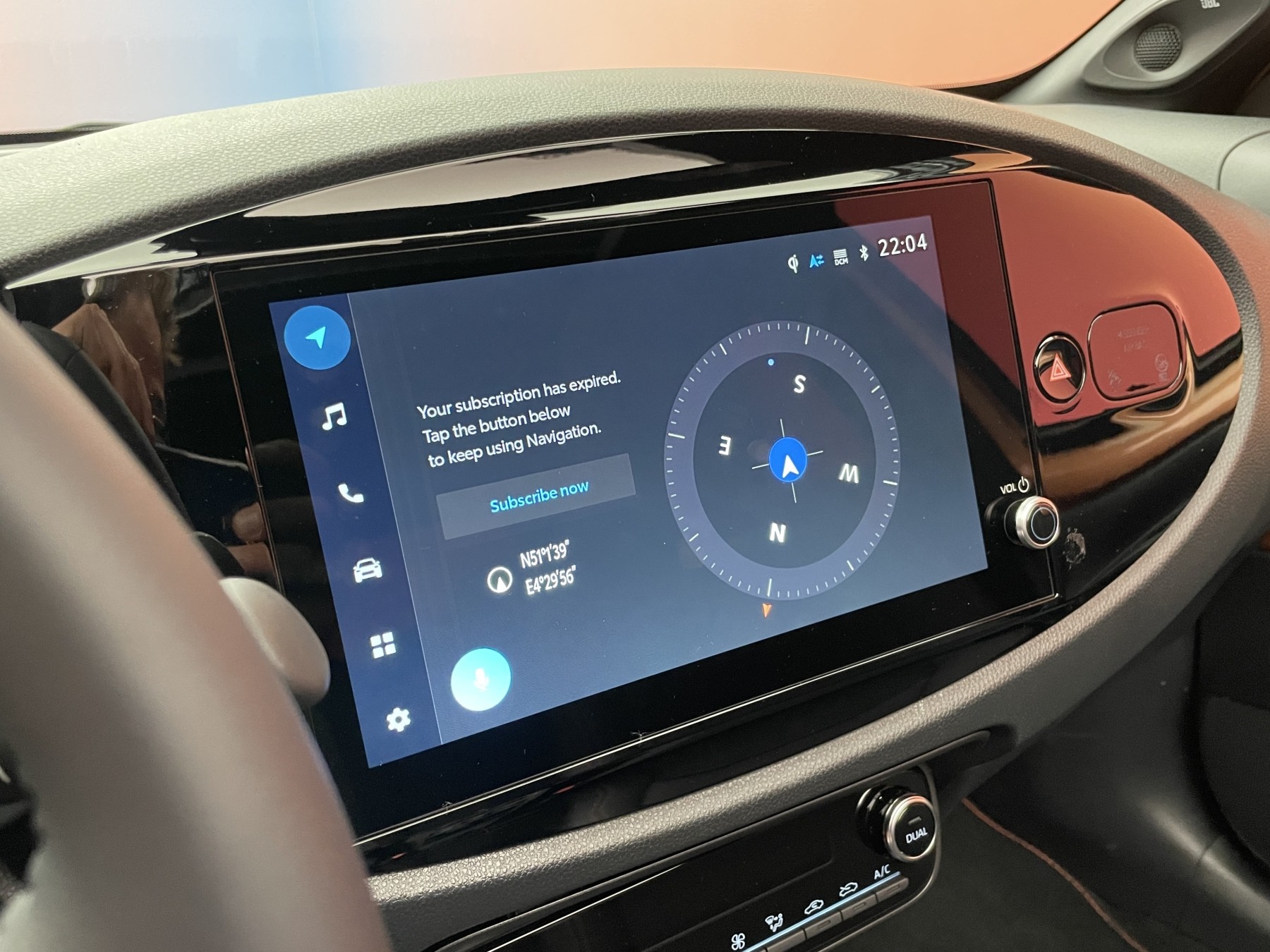 Deskę rozdzielczą dominuje wielki ekran multimediów