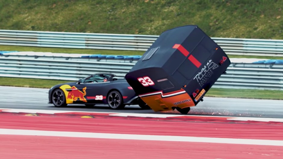 Kierowcy F1 Red Bulla ścigają się Astonami z podpiętymi przyczepami