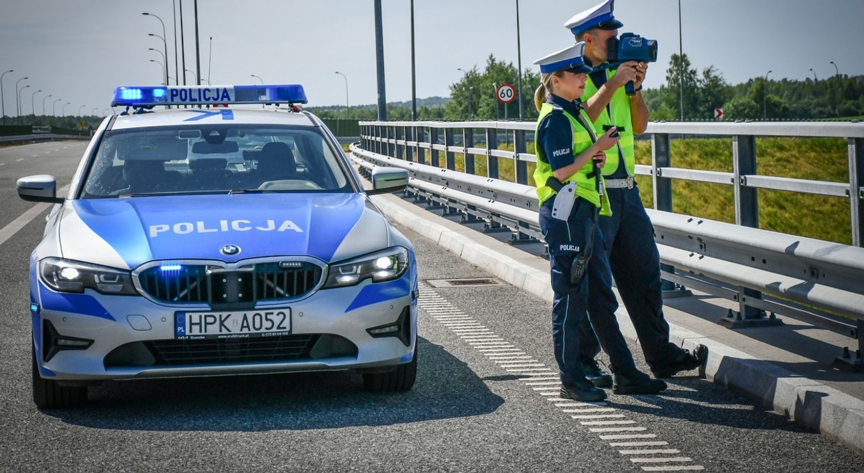Policja wlepia mandaty za dekoncentrację. Solidne 500 zł i 12 pkt za jeden ruch ręką