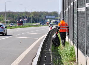 Polacy wciąż wyrzucają śmieci z okien samochodów. Sprzątanie po nich kosztowało 75 mln zł