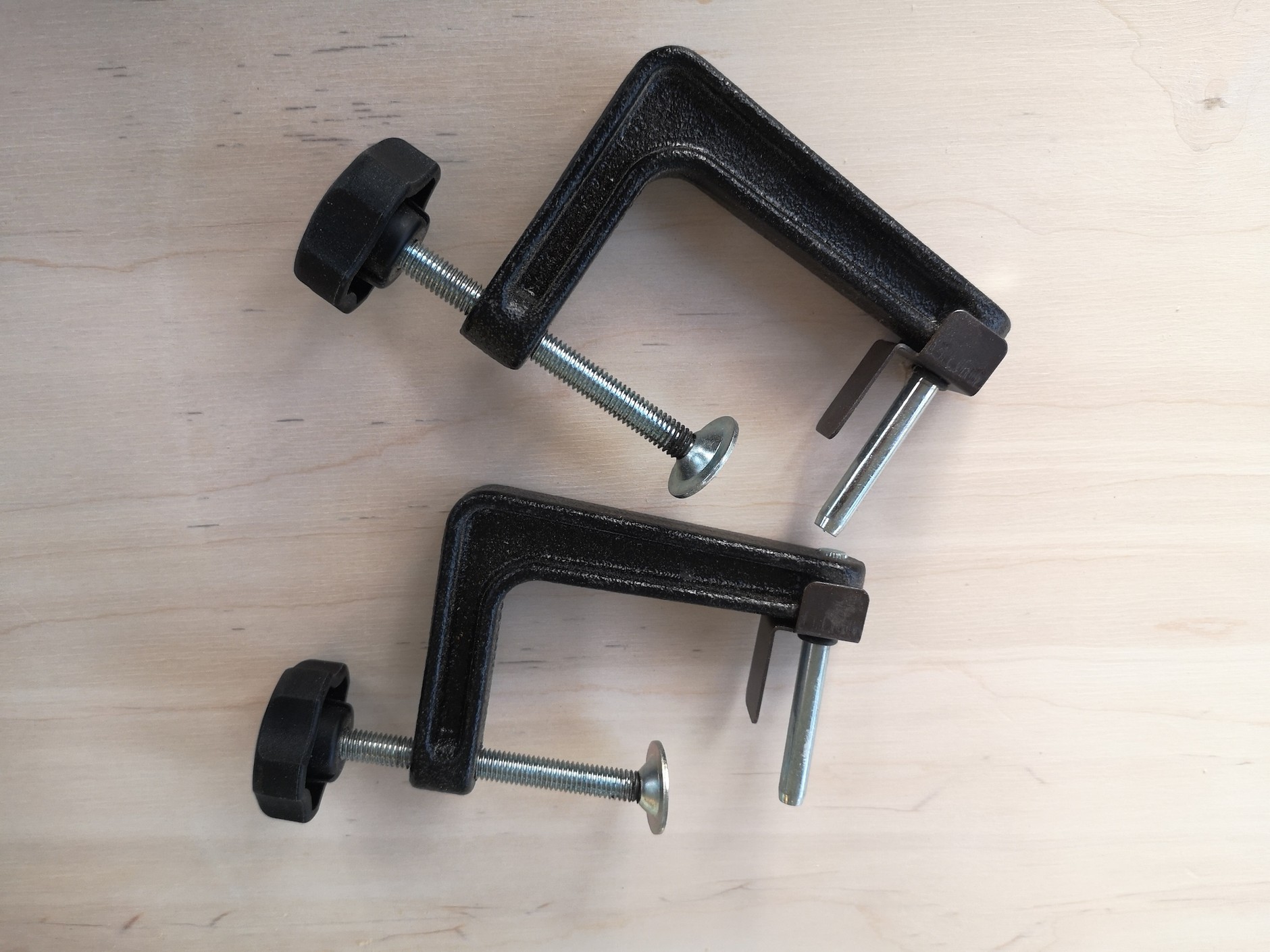 Dedykowane zaciski pozwalające umocować szlifierkę do stołu to rzecz przydatna, ale cena w niektórych przypadkach na poziomie 100 zł za zestaw to przesada. Niektórzy producenci dołączają je jako wyposażenie seryjne szlifierki taśmowej, inni w ogóle nie przewidują takich akcesoriów.