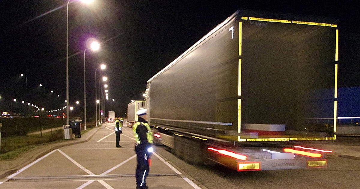 Wspólne działania policjantów toruńskiej „drogówki" z mundurowymi WITD na autostradzie A-1