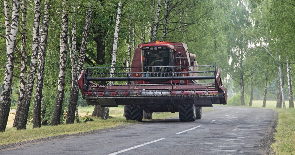 Kombajn zbożowy na drodze - zdj. ilustracyjne
