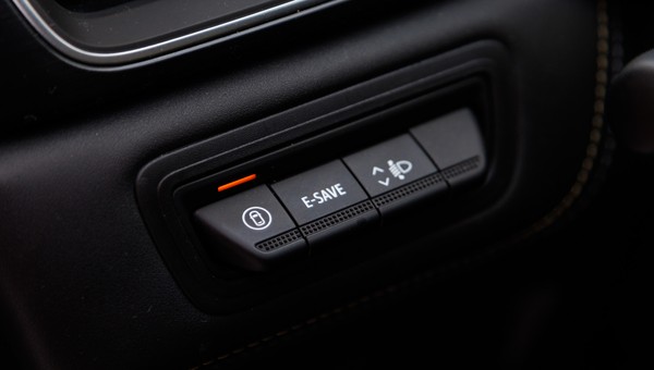 We wszystkich nowych modelach Renault ten przycisk to standard. Wyłącza irytujące systemy