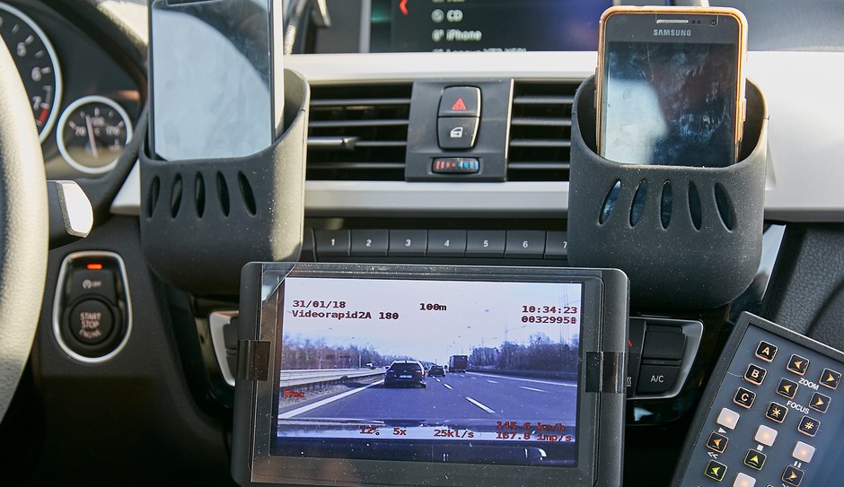 Policja wciąż używa przestarzałych i niedoskonałych wideorejestratorów, które wprawdzie świetnie nadają się do  dokumentowania wykroczeń typu przekroczenie podwójnej ciągłej linii czy na pasach, ale  źle sprawdzają się przy precyzyjnych pomiarach prędkości.