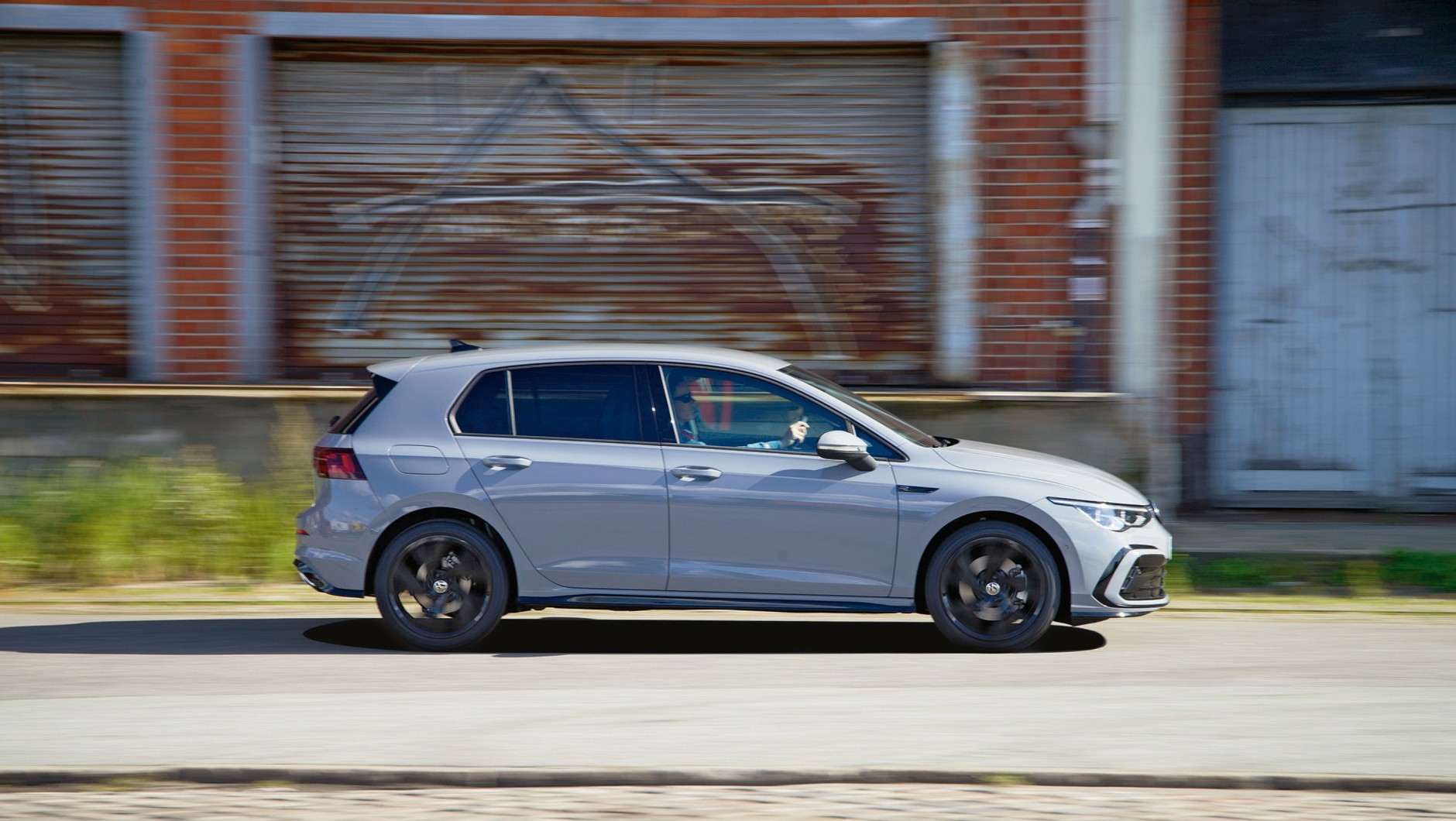 Volkswagen Golf 2022 - patrząc na jego sylwetkę, nietrudno zauważyć, że naturalny wdzięk klasycznej sylwetki kompakta z Wolfsburga został gdzieś po drodze zagubiony podczas poszukiwania na siłę nowoczesnych detali. Szkoda.