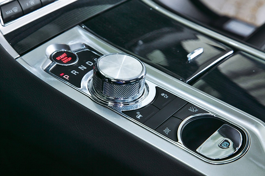 Jaguar XFR V8 Supercharged: kot pokazuje pazury