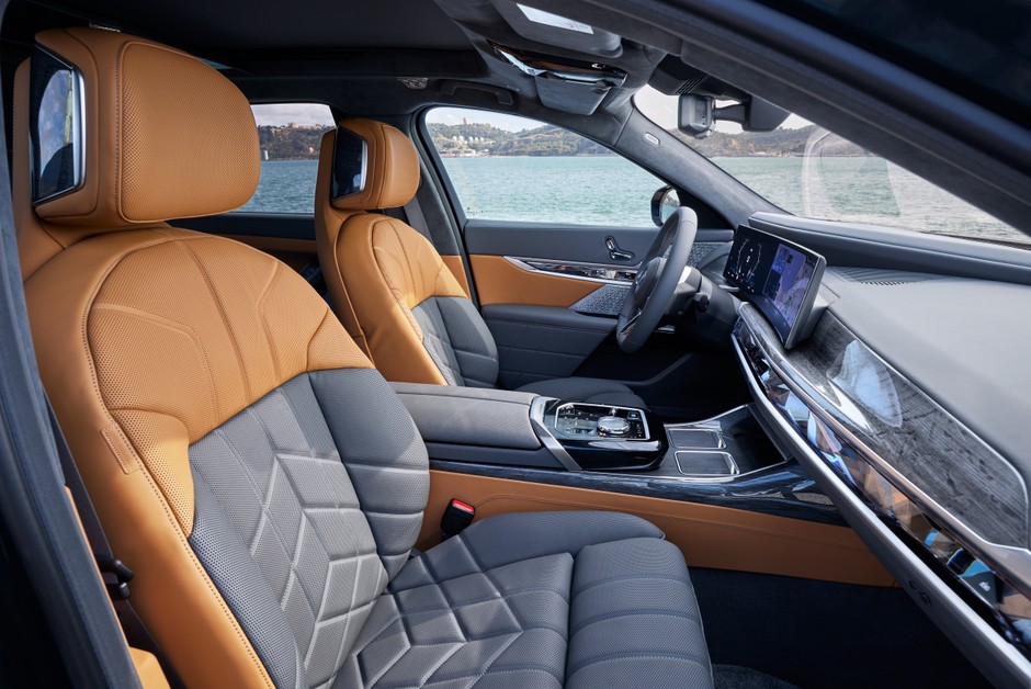 BMW i7 M70