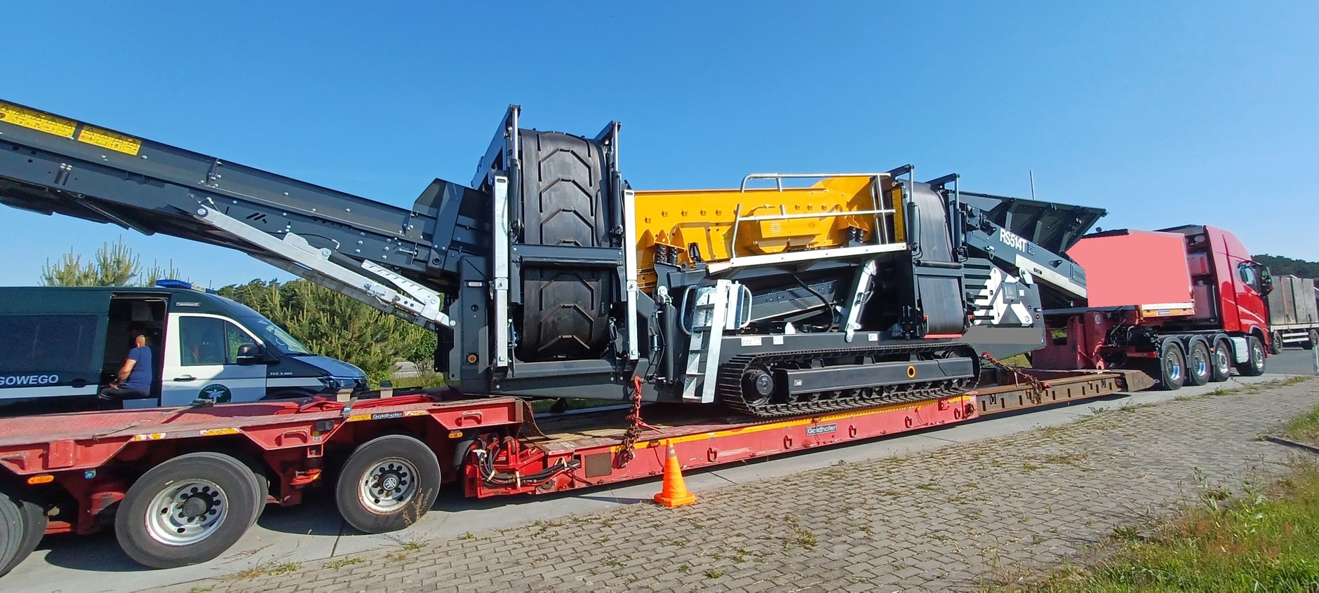 Ponadgabarytowy zespół wiozący przesiewacz drogowy okazał się zbyt ciężki, zbyt długi i zbyt szeroki