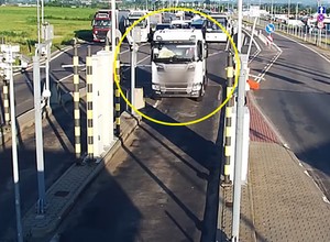 Próbował siłowo przejechać przez granicę z Ukrainą. Chwile grozy w Medyce [WIDEO]