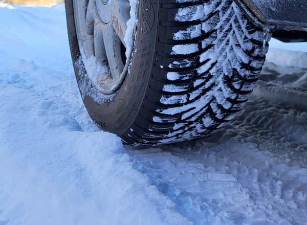 Przez ten system nie wyjedziesz z zaspy. Ma go każde nowe auto. Jak go wyłączyć?