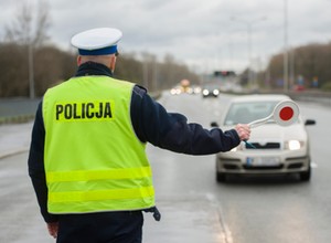 Policjanci zaglądają w te dwa miejsca samochodu i wystawiają mandaty do 3 tys. zł