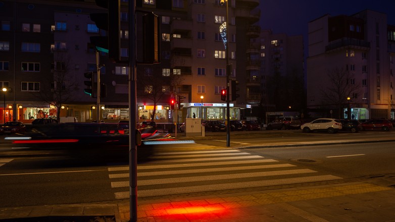 Warszawski ZDM testuje przejścia dla smartfonowych zombi