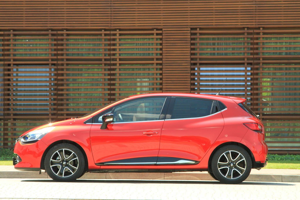 W przypadku nowych aut najmniej stracimy decydując się na Renault Clio z silnikiem 1.2, które po trzech latach użytkowania straci na wartości 30,5 %.