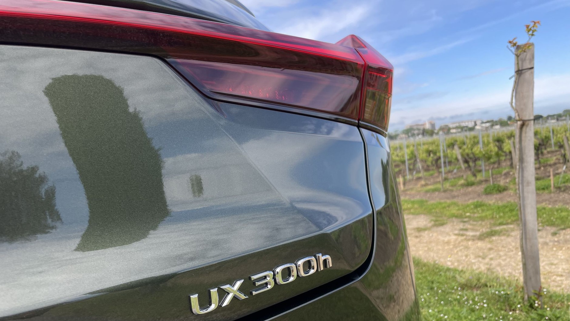 Nowe emblemat na Lexusie UX oznacza udoskonalony układ hybrydowy