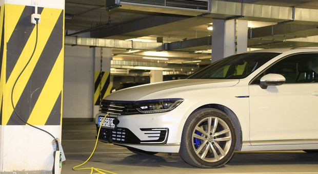 Hybrydy plug-in: połączenie wad aut spalinowych i elektrycznych czy idealne "dwa w jednym"?