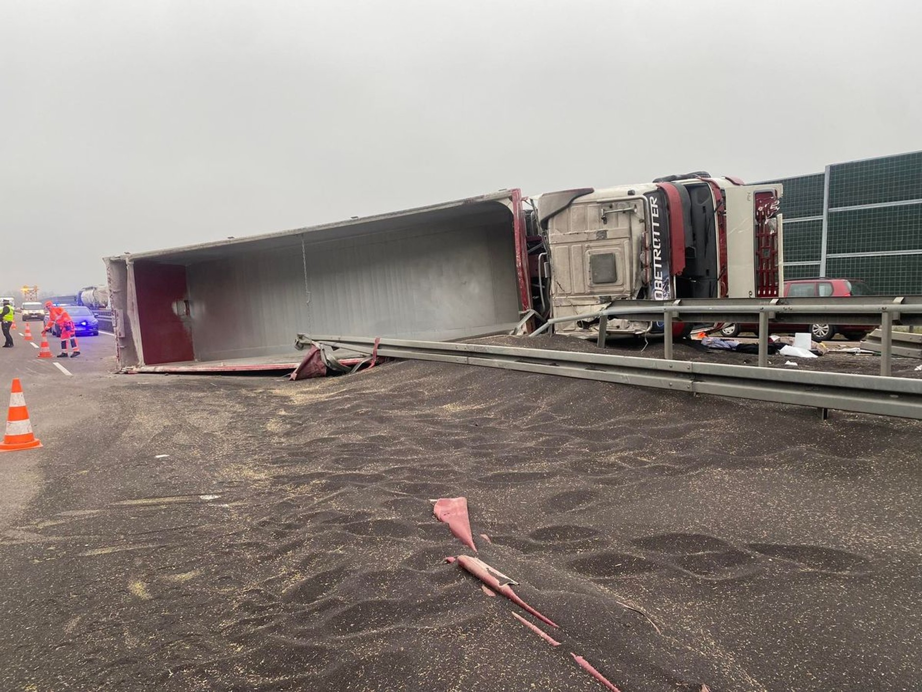 Wywrócona ciężarówka z rzepakiem