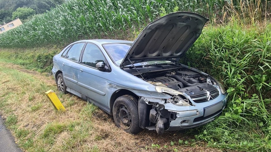 Zniszczył bariery i zakończył jazdę w rowie. Powód był oczywisty