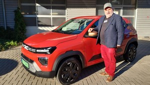 Pierwsza jazda odnowioną Dacią Spring. To najtańszy „elektryk" na rynku