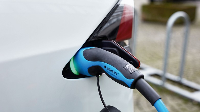 Tesla Model X kontra Audi e-tron - które elektryczne auto będzie lepszym wyborem?
