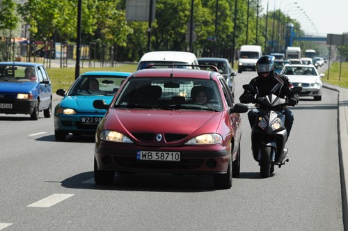 Jak bezpiecznie jeździć motorowerem? Czyli myślenie jednym śladem