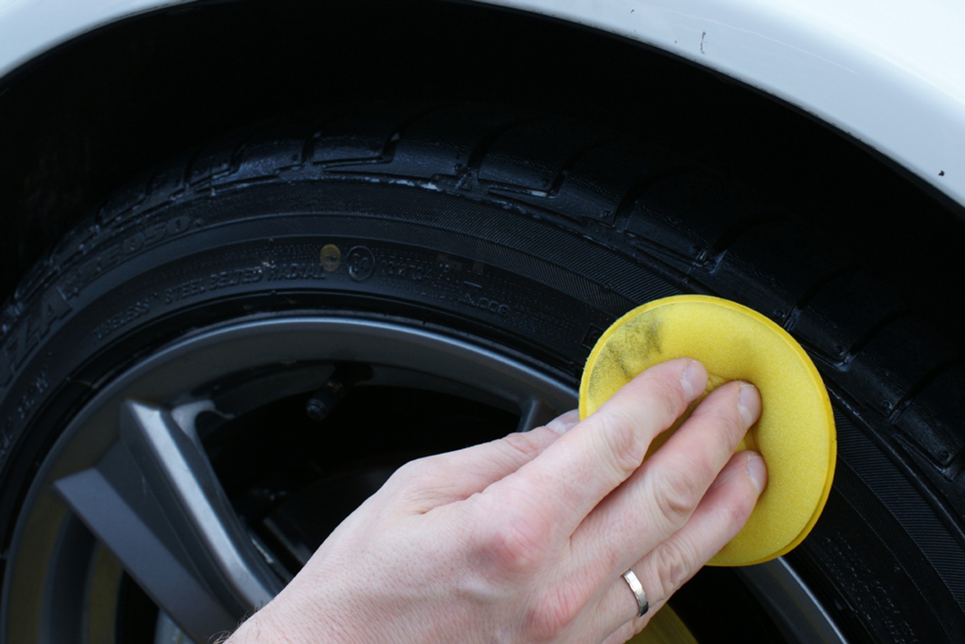 Koła jeszcze bardziej efektowne: Radzimy jak dbać o opony i części gumowe