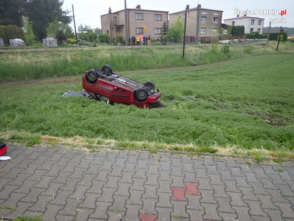 Auto wypadło z drogi i dachowało; za kierownicą 15-latek