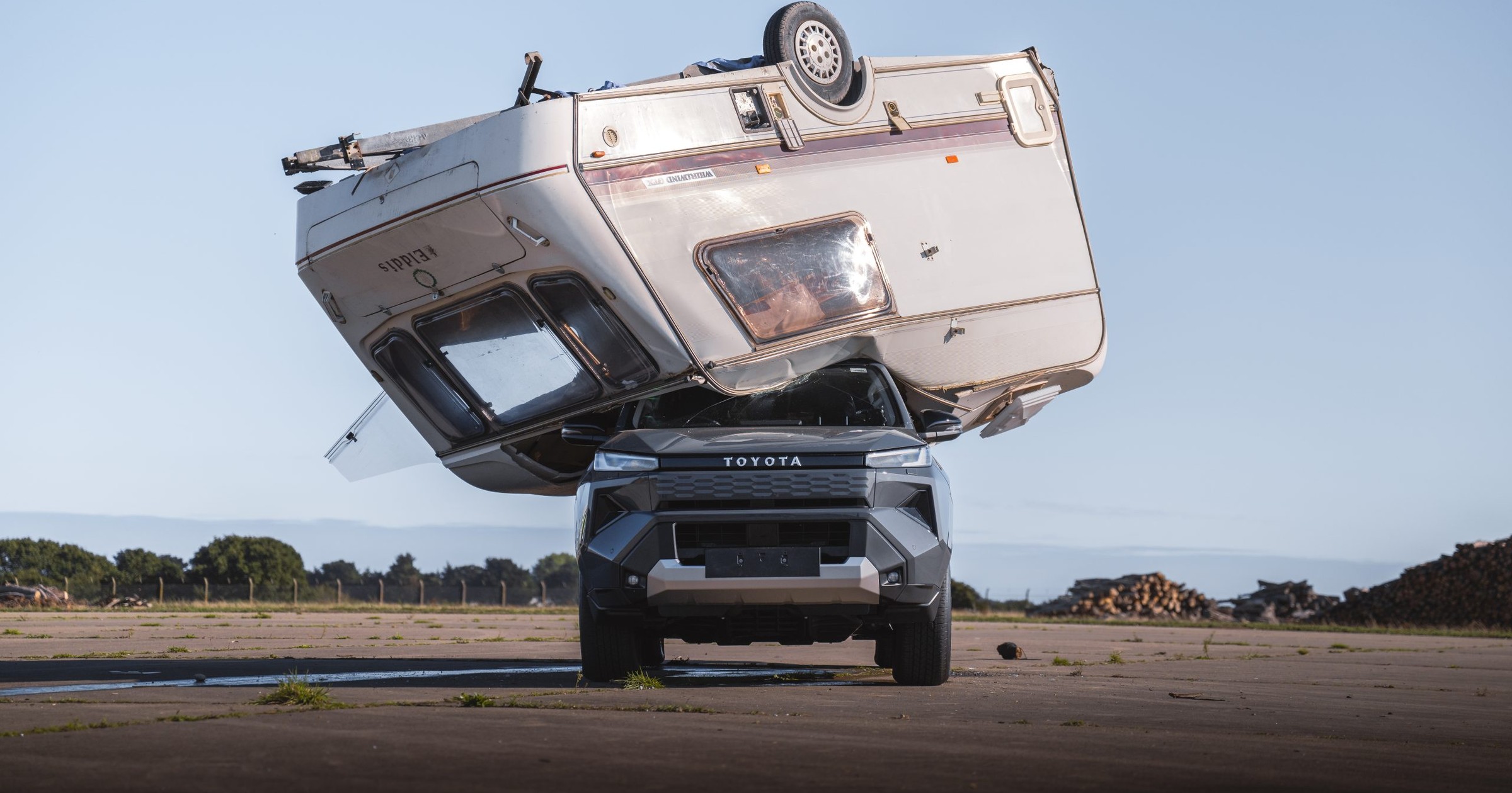 Po co Toyota zrzuciła przyczepę kempingową na nowego Hiluxa?