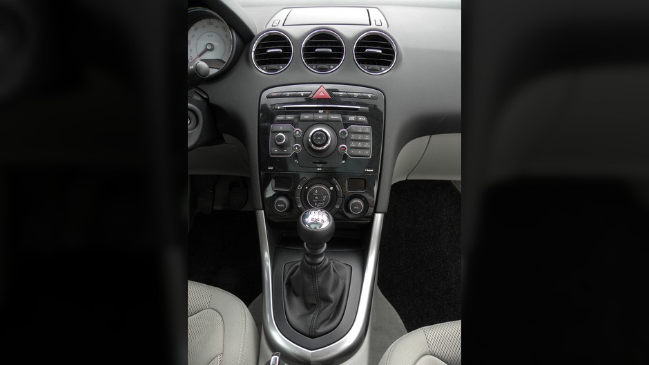 Peugeot 308 FL: Świeża twarz