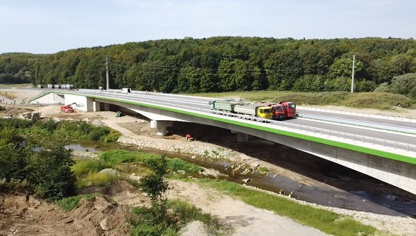 To była ekstremalna próba. Trasą S19 przejechały ciężarówki o masie ponad 600 ton