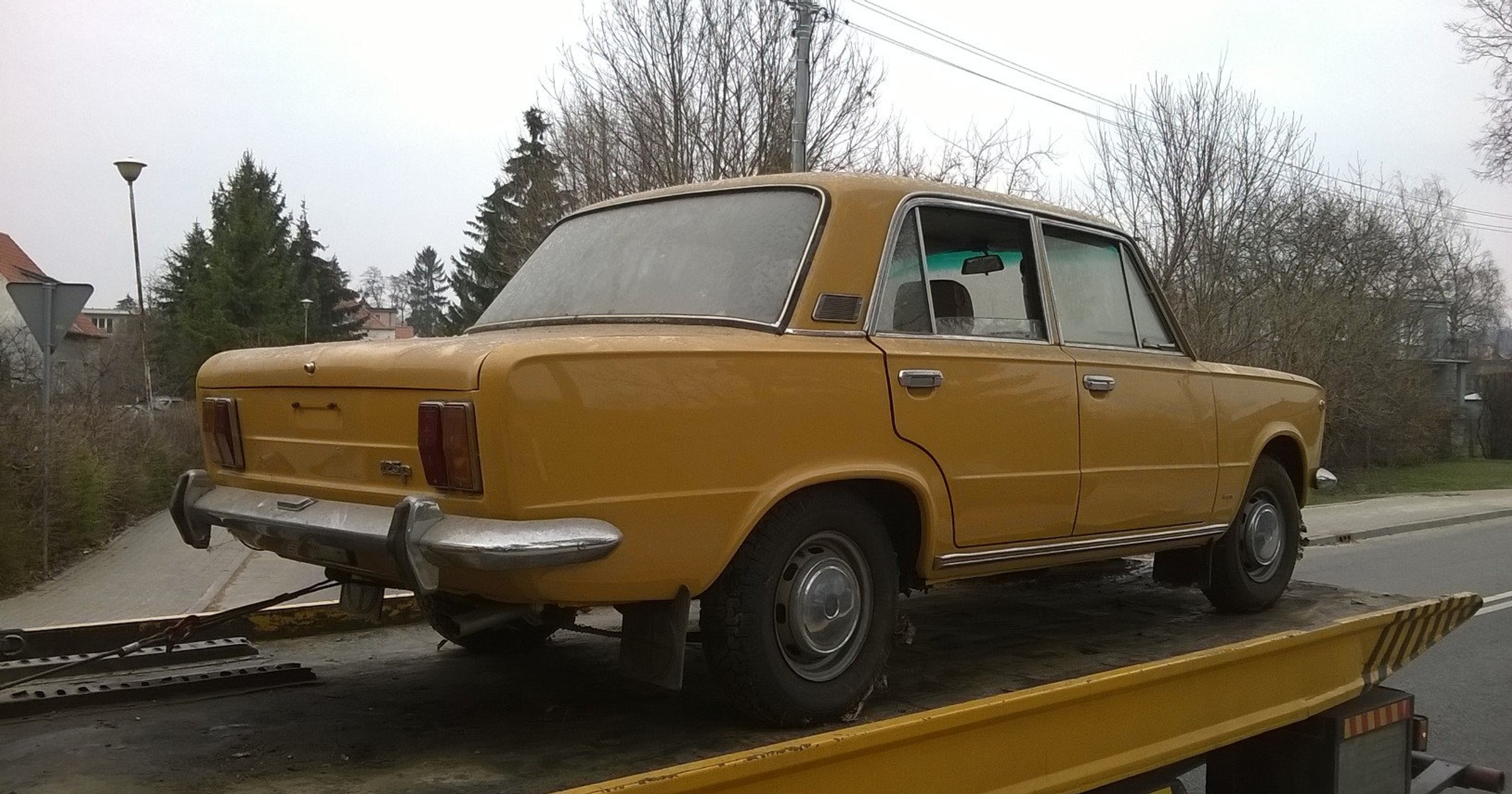 Fiat 125p na lawecie