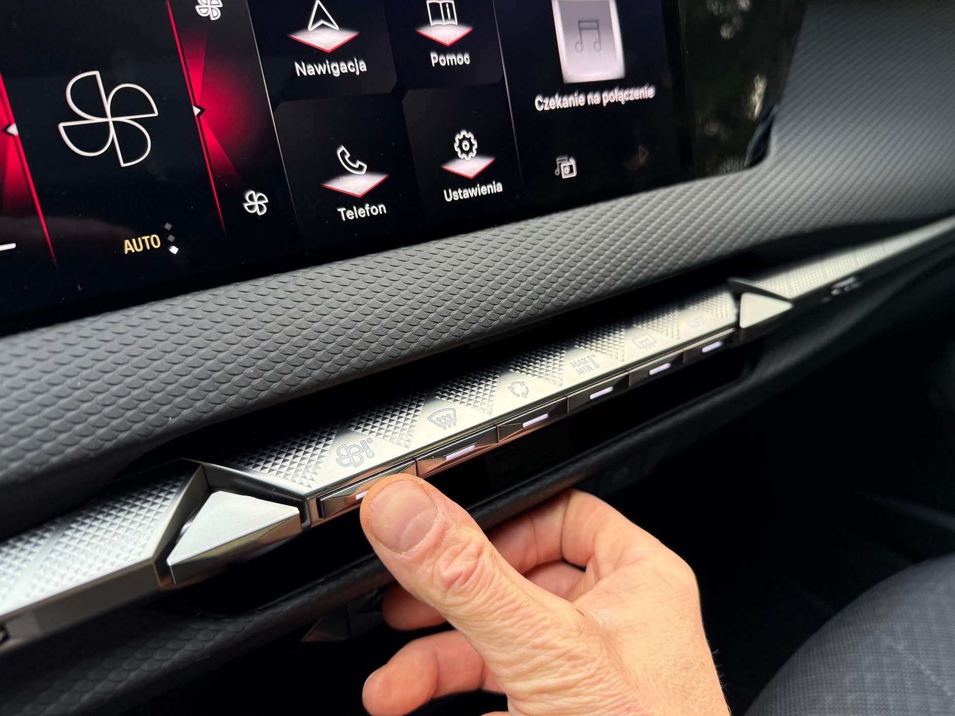 Przyciski do wywoływania różnych funkcji są ładnie wkomponowane w deskę rozdzielczą, ale nieintuicyjne