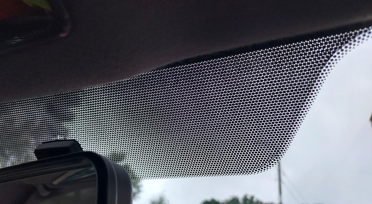 Czarne kropki na szybach i lusterkach – po co są i dlaczego ich nie znajdziemy w zabytkowych autach?