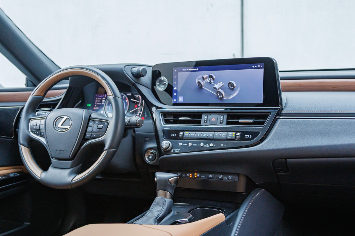 Lexus sypnął rabatami. I to solidnymi. Największy SUV tańszy o 80 tys. zł