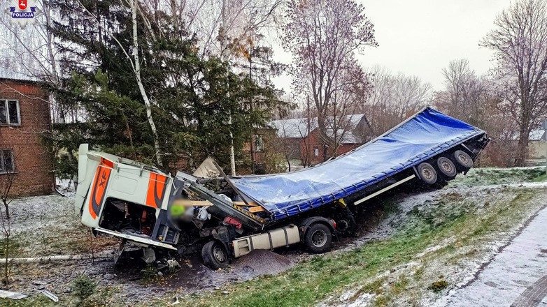 Po zderzeniu się lusterkami jedna z ciężarówek wjechała do przydrożnego rowu